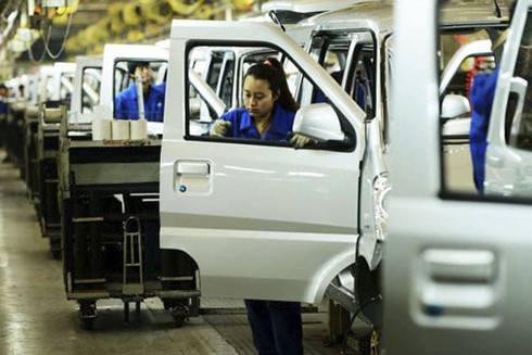 Công nhân làm việc trong một nhà máy của SAIC-GM-Wuling Automobile ở Thanh Đảo, Trung Quốc. Ảnh: STR | AFP | Getty Images