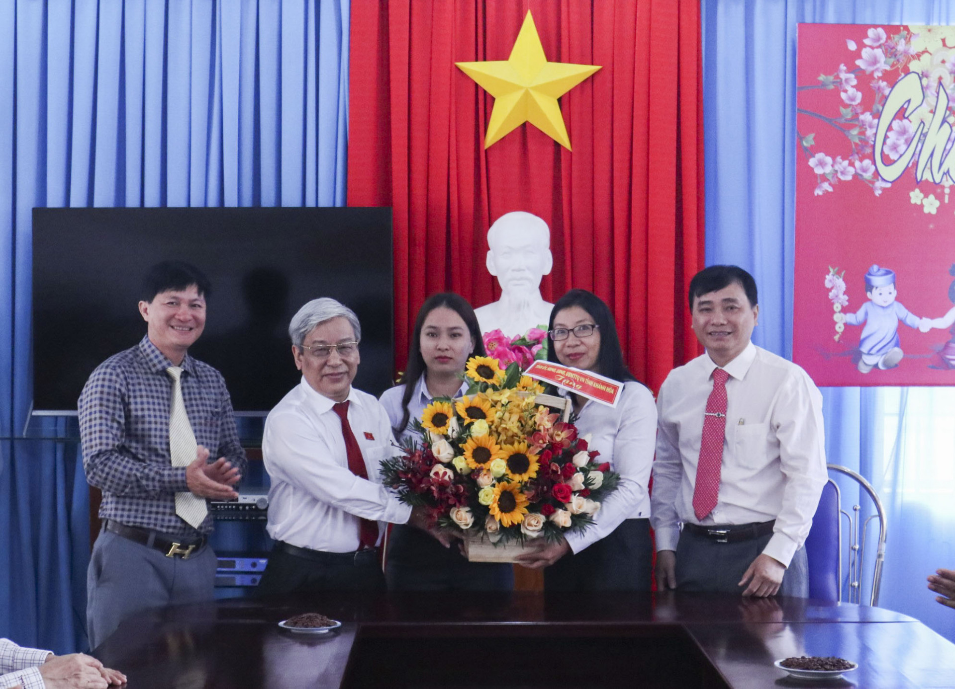 Ông Lê Xuân Thân tặng hoa chúc mừng năm mới Trung tâm Bảo trợ xã hội tỉnh.