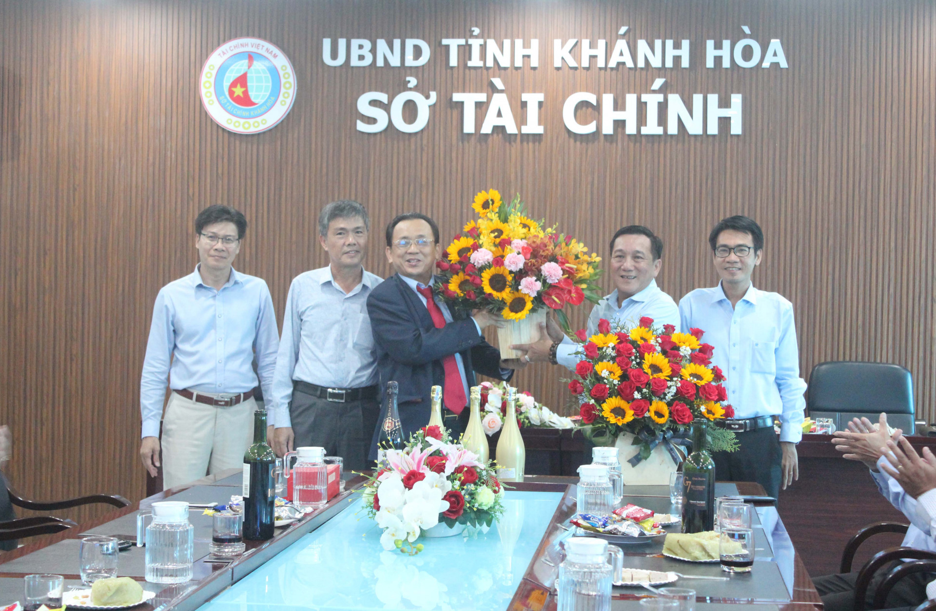 Ông Lê Hữu Hoàng tặng hoa cho lãnh đạo Sở Tài chính.