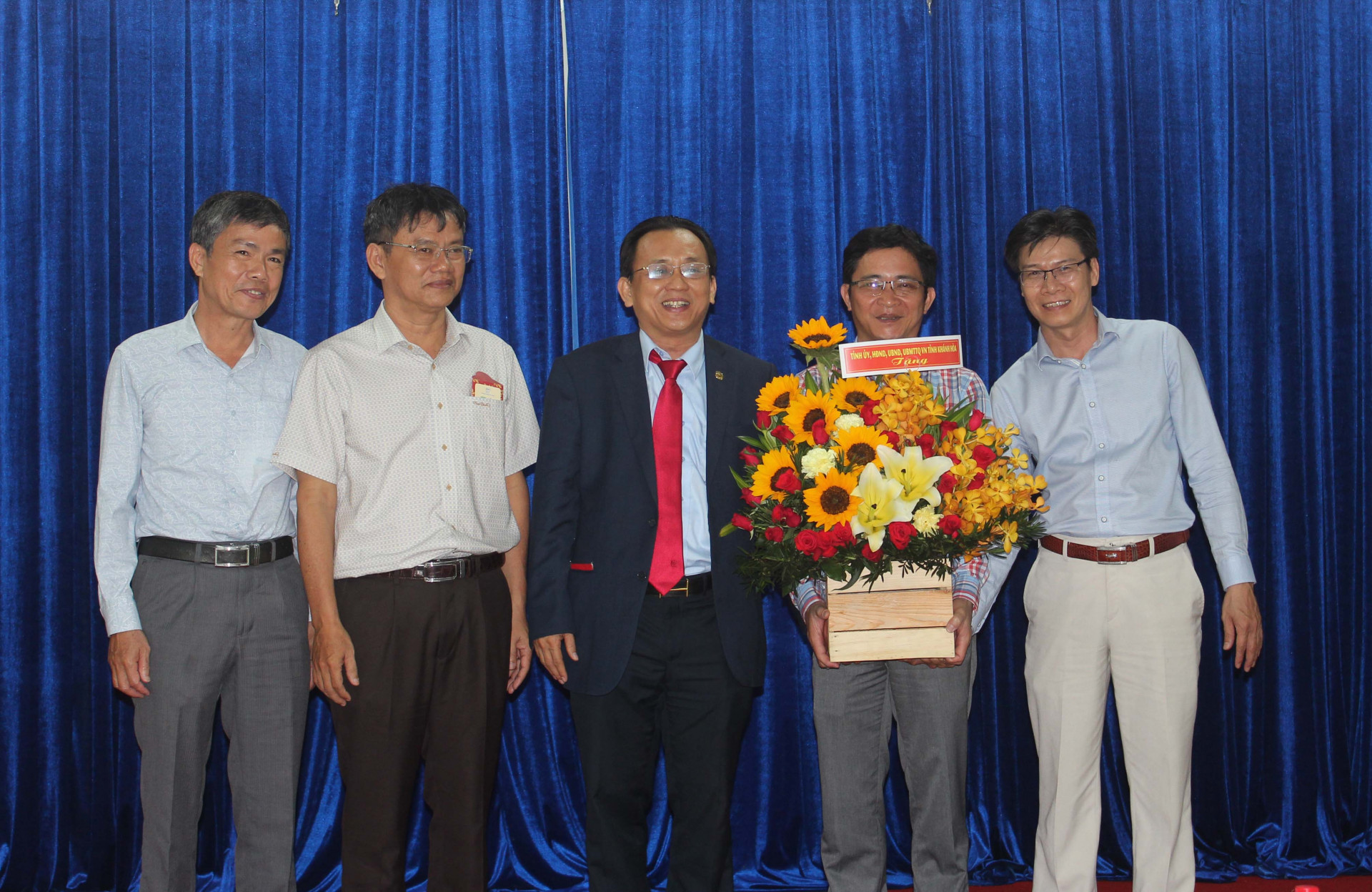 Ông Lê Hữu Hoàng tặng hoa chúc mừng năm mới Bảo hiểm xã hội tỉnh.