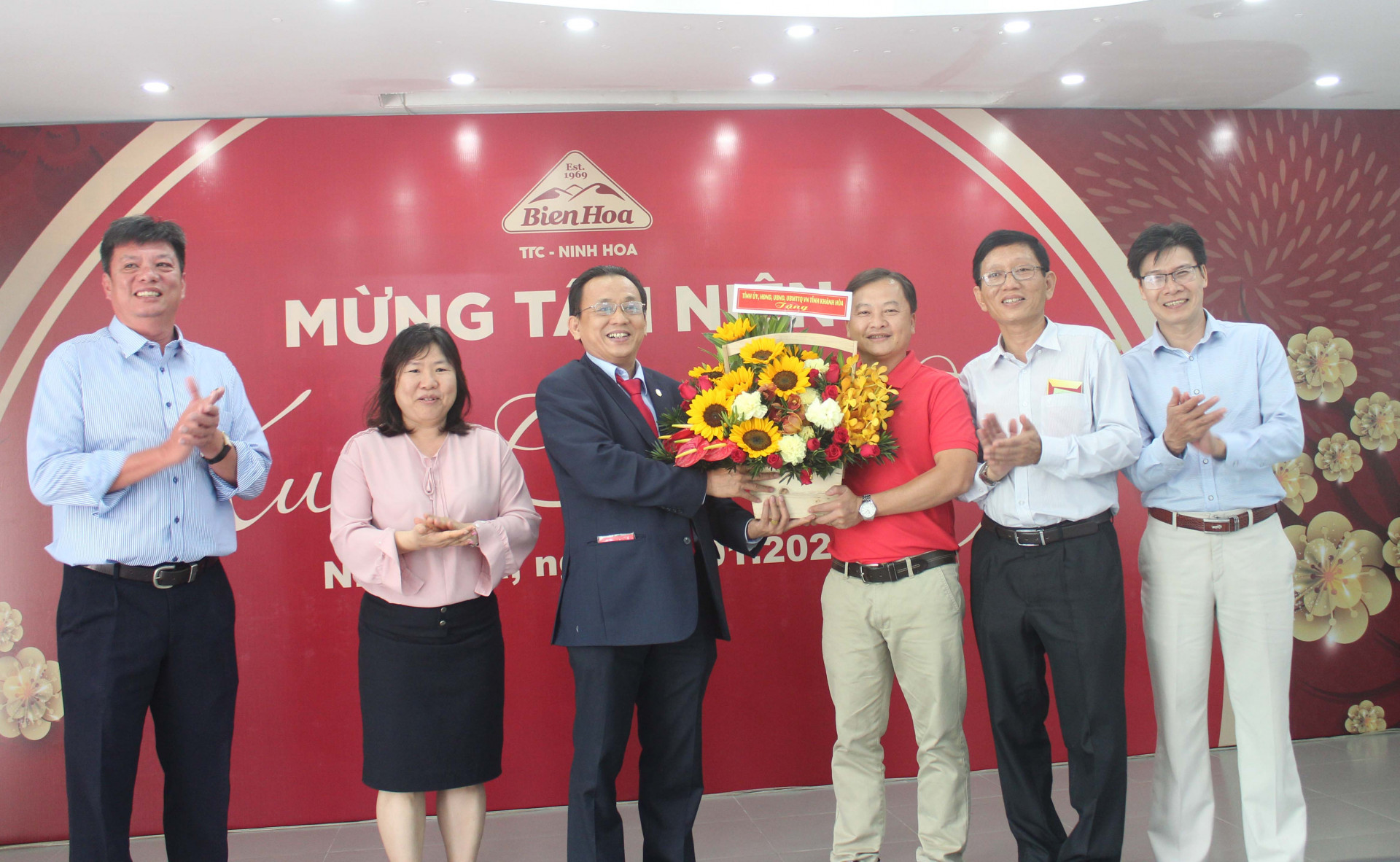 Ông Lê Hữu Hoàng tặng hoa chúc mừng năm mới Công ty Cổ phần Đường Biên Hòa - Ninh Hòa.