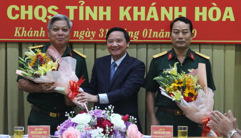 Ông Nguyễn Khắc Định chúc mừng Đại tá Ngô Quang Trung (bên trái) và Đại tá Bùi Đại Thắng