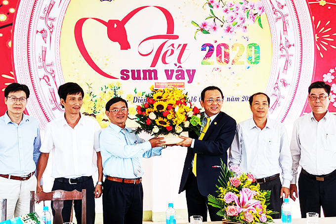 Ông Lê Hữu Hoàng tặng hoa cho  Ban Quản lý Cụm Công nghiệp Diên Phú.