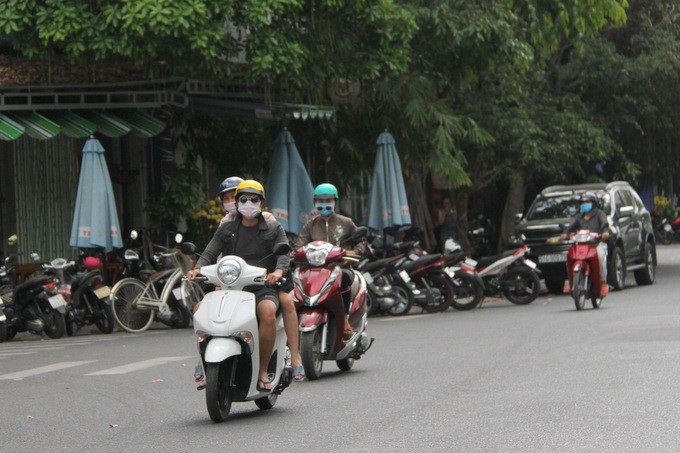   Đa phần người dân Nha Trang đeo khẩu trang khi ra đường (ảnh chụp tại đường A1, KĐT Vĩnh Điềm Trung)