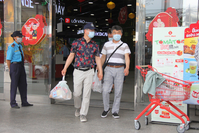 Du khách Hàn Quốc đeo khẩu trang khi đi mua sắm tại Lotter Mart Nha Trang
