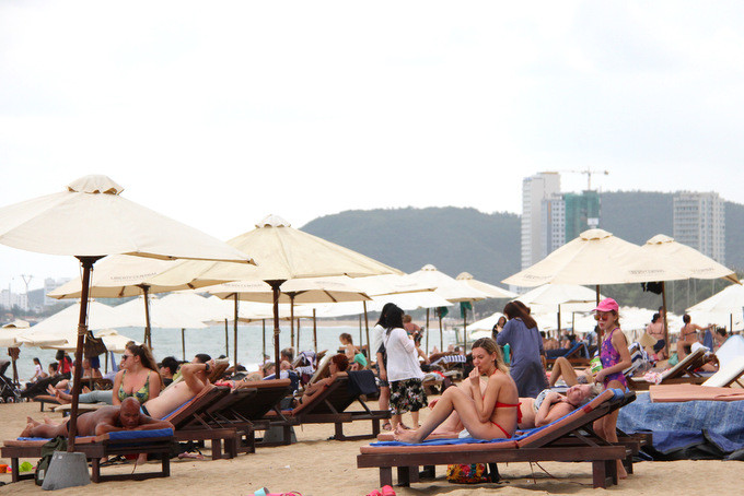 Du khách Nga vẫn vui vẻ sưởi nắng trên bãi biển Nha Trang trong ngày  Bộ Y tế công bố dịch bệnh nCoV trên địa bàn Khánh Hòa