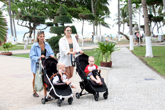  Du khách nước ngoài vẫn vui vẻ khi đưa con đi dạo ở công viên bờ biển đường Trần Phú, Nha Trang