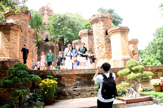 Du khách Hàn Quốc chụp ảnh lưu niệm tại Thap Bà Ponagar