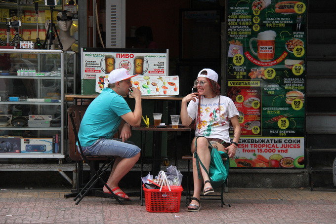  Du khách thưởng thức cà phê ở vỉa hè đường Nguyễn Thiện Thuật, Nha Trang 