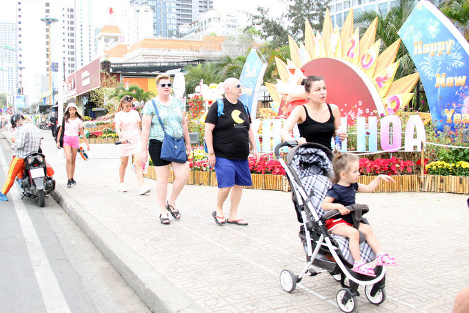 Du khách Nga vẫn vô tư dạo phố Nha Trang như khi chưa có dịch bệnh do virus Corona gây ra