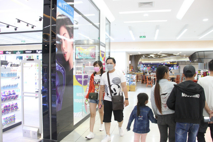 du khách Việt Nam đi mua sắm tại Big C cũng e ngại với virus Corona