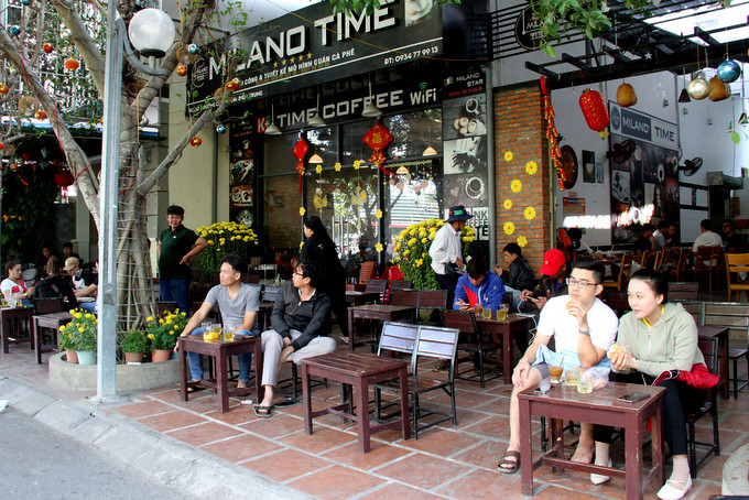  Nhiều thanh niên người Nha Trang vẫn tụ tập uống cà phê như thường ngày