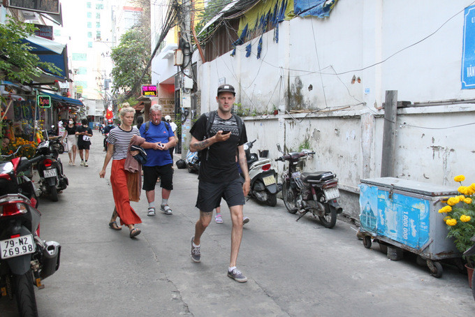 Khách du lịch nước ngoài tại đường Tôn Đản, Nha Trang chiều 1-2.