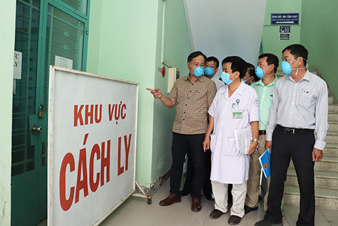 Ông Nguyễn Đắc Tài kiểm tra các khu vực cách ly tại Bệnh viện Bệnh nhiệt đới.