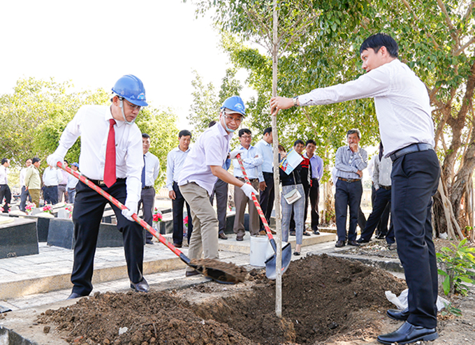 Ông Nguyễn Đắc Tài (giữa) tham gia trồng cây