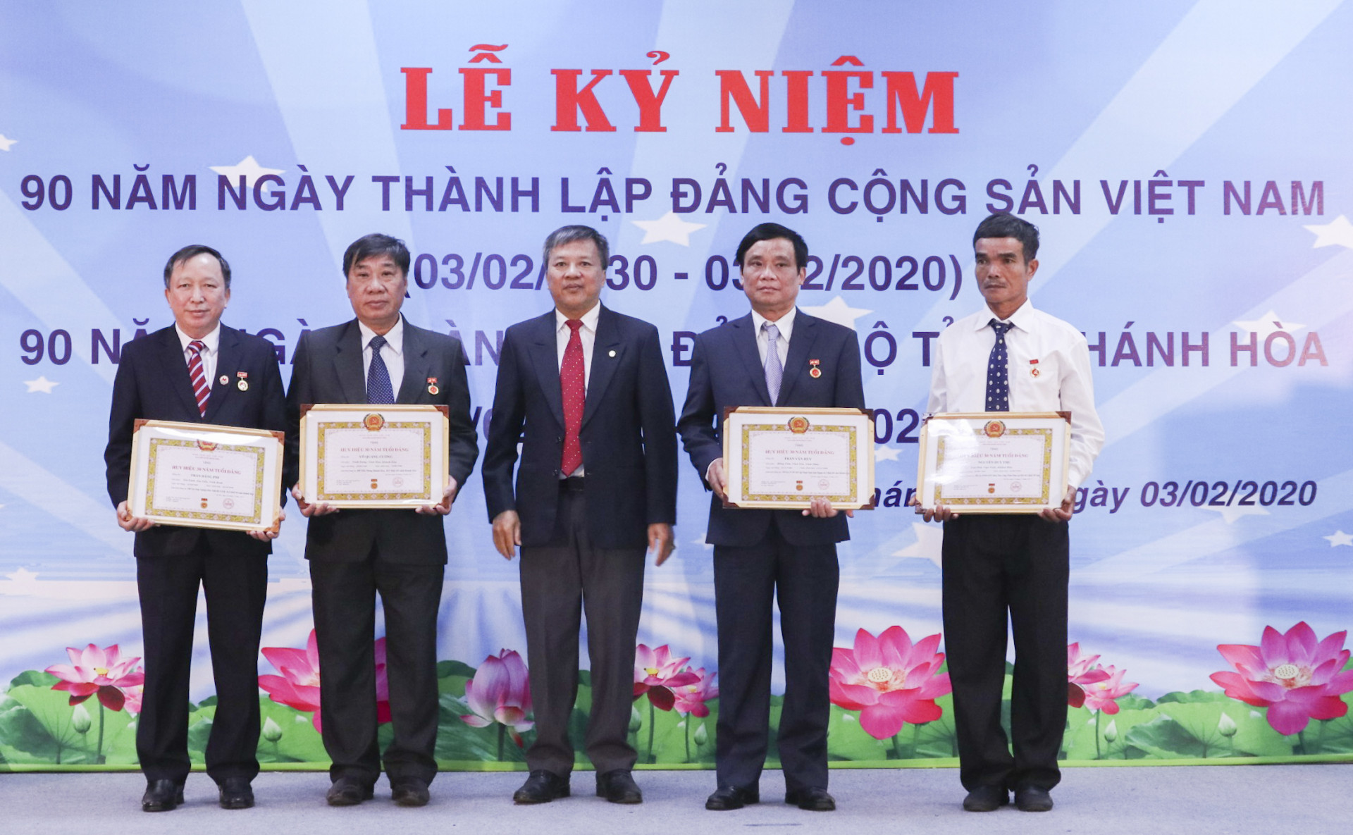 Lãnh đạo Đảng ủy Khối doanh nghiệp tỉnh đã trao huy hiệu 30 năm tuổi Đảng cho 4 đảng viên.