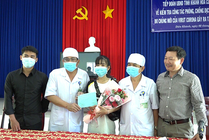 Lãnh đạo Bệnh viện Bệnh nhiệt đới tỉnh Khánh Hoà đã trao tặng hoa và giấy ra viện cho chị  L.T.T.H.