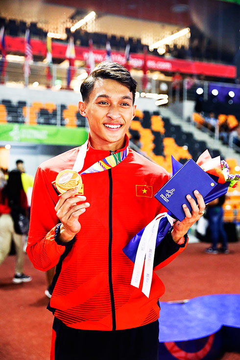Trần Nhật Hoàng -  vận động viên điền kinh Khánh Hòa  đạt 3 huy chương vàng SEA Games 30.