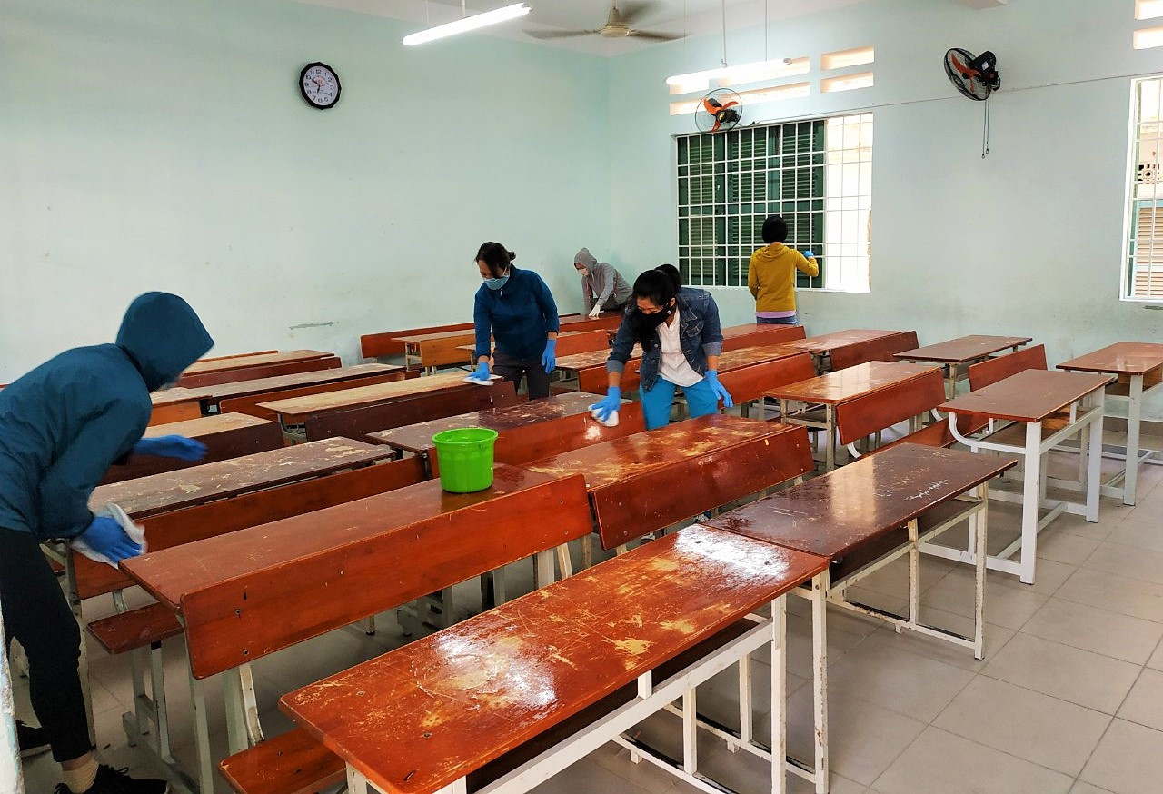 Các giáo viên Trường THCS Mai Xuân Thưởng (TP. Nha Trang) vệ sinh phòng học.