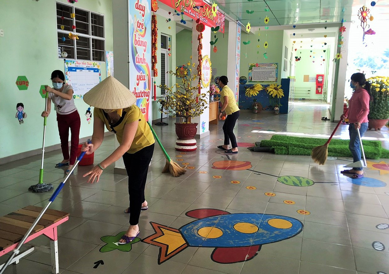 Trường Mầm non Vĩnh Hòa (TP. Nha Trang) tổng vệ sinh trường lớp. 