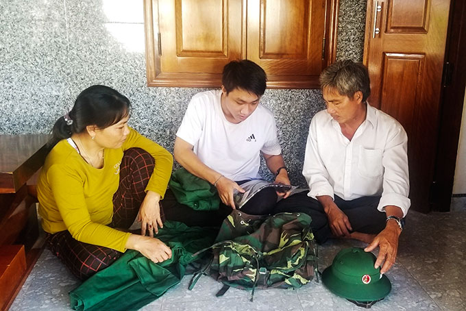 Thanh niên Lê Anh Đạt cùng bố mẹ sắp xếp tư trang  trước ngày lên đường nhập ngũ.