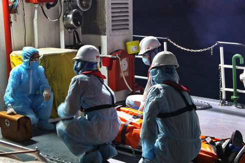 Lực lượng cứu nạn, tổ y tế chuẩn bị đưa thuyền viên bị bệnh nặng lên bờ