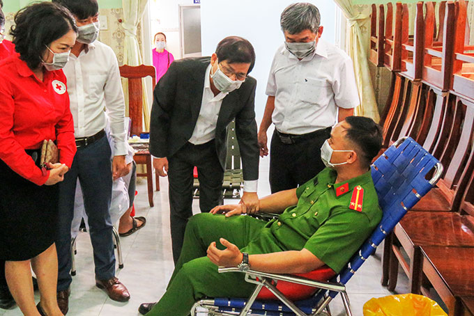 Ông Nguyễn Tấn Tuân thăm hỏi,  động viên tình nguyện viên tham gia hiến máu.