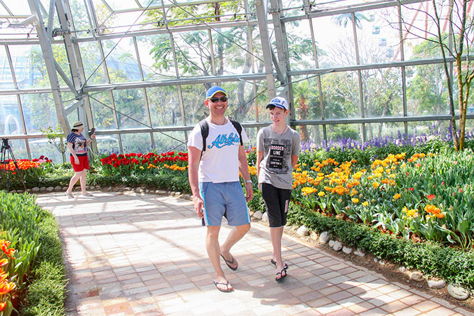  Du khách tham quan vườn hoa tulip tại Vinpearl Land Nha Trang.