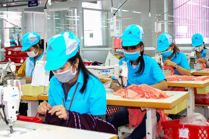 Công nhân Công ty TNHH MTV Trang phục  phụ nữ kiểu Pháp Việt Nam được trang bị  khẩu trang phòng dịch bệnh. 