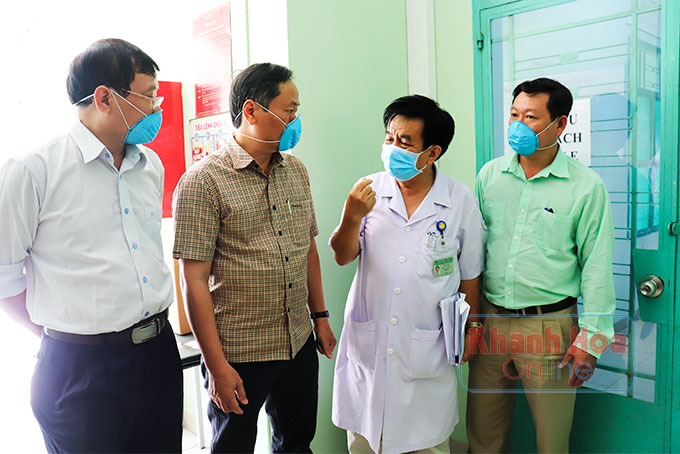 Bác sĩ Nguyễn Đông trao đổi với lãnh đạo UBND tỉnh về phân luồng các khu vực cách ly ở bệnh viện.