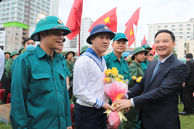 Ông Nguyễn Khắc Định - Ủy viên Trung ương Đảng, Bí thư Tỉnh ủy Khánh Hòa tặng hoa, động viên thanh niên TP. Nha Trang lên đường nhập ngũ.