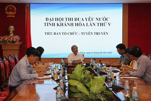 Ông Lê Xuân Thân họp với các thành viên tiểu ban.