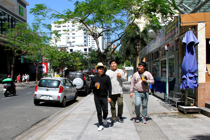 Du khách Trung Quốc dạo phố Nha Trang