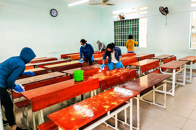Vệ sinh phòng học tại Trường THCS Mai Xuân Thưởng (TP. Nha Trang)