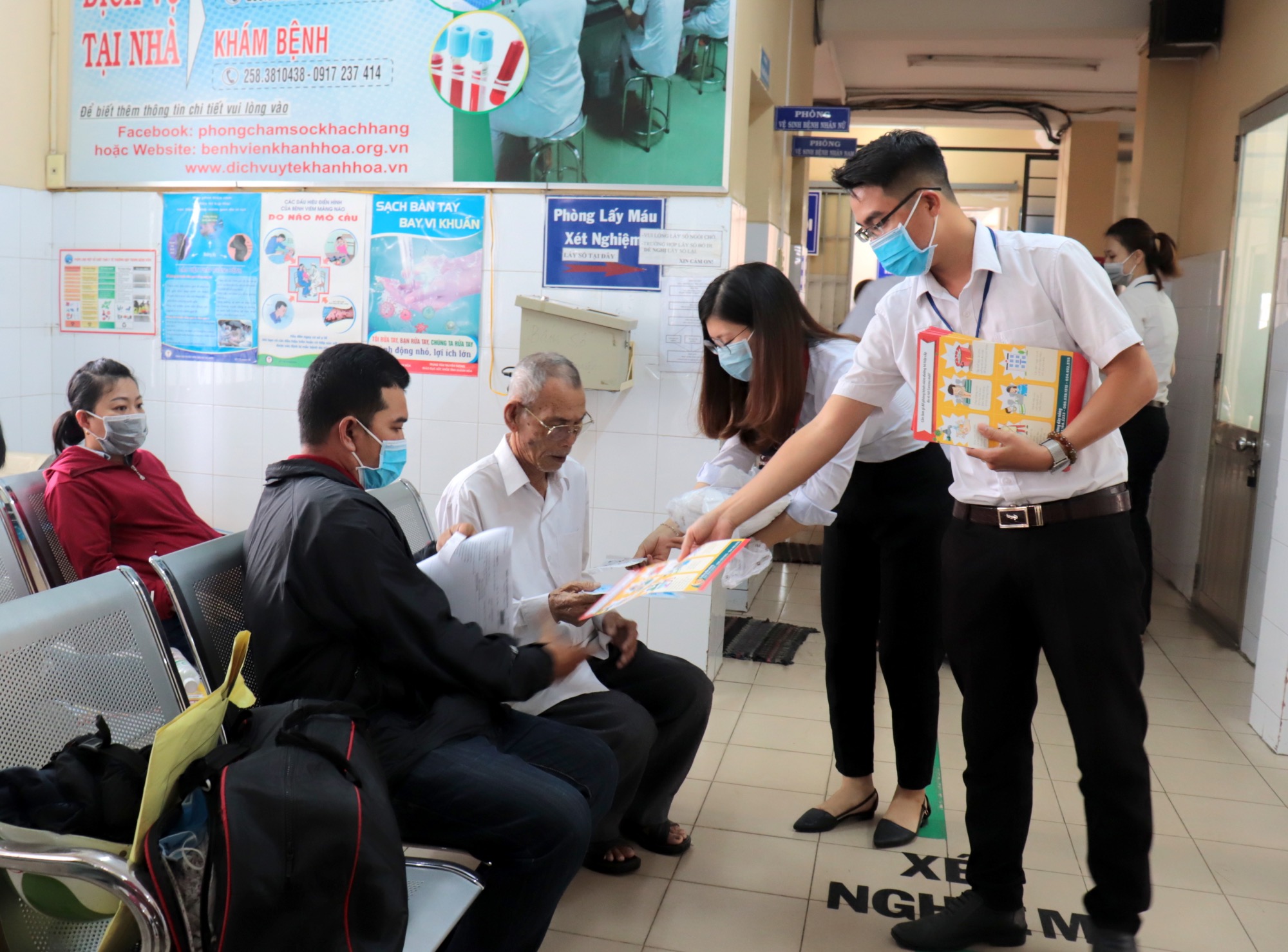 Bệnh viện Đa khoa tỉnh Khánh Hòa phát 1.000 khẩu trang miễn phí cho bệnh nhân