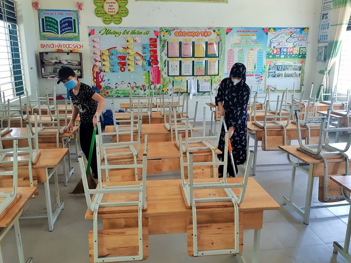 Dọn dẹp vệ sinh trường lớp tại Trường Tiểu học Phước Đồng (TP. Nha Trang). 