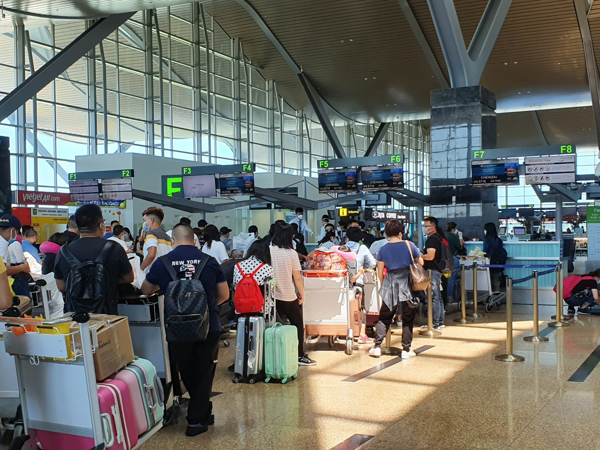  Hành khách Trung Quốc xếp hàng làm thủ tục checkin trước khi lên máy bay về nước