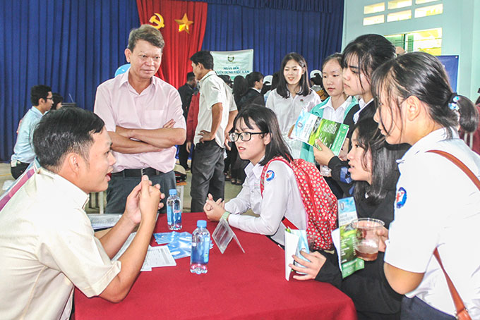 Người lao động và doanh nghiệp gặp nhau tại phiên giao dịch việc làm lưu động tổ chức ở huyện Khánh Vĩnh.