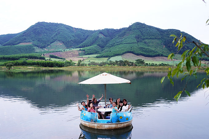 Du thuyền ngắm cảnh  hồ Cây Sung.