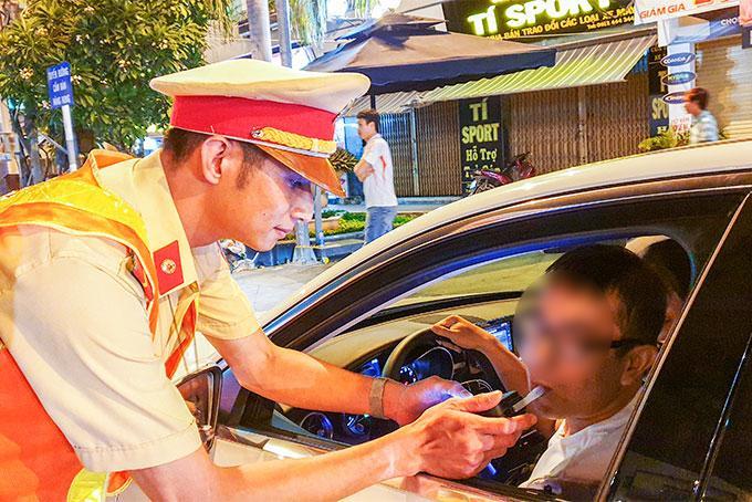 Lực lượng Cảnh sát giao thông TP. Nha Trang kiểm tra nồng độ cồn người điều khiển phương tiện.