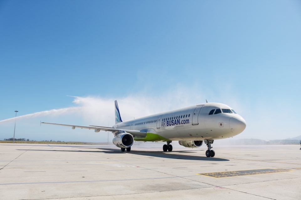 <p style= "text-align: justify; ">Máy bay của Air Busan đáp xuống sân bay Cam Ranh</p>