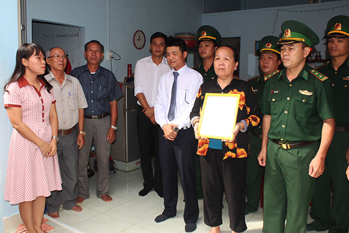 Sát cánh với người dân vùng biên