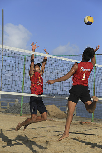 Các vận động viên đội bóng chuyền bãi biển  tập luyện chuẩn bị cho mùa giải mới. 