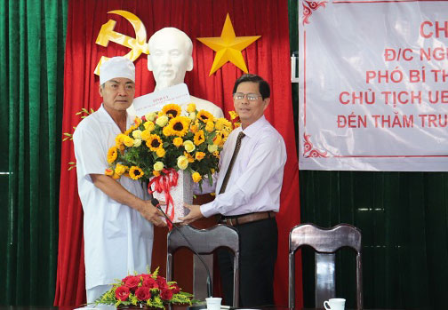 Ông Nguyễn Tấn Tuân tặng hoa chúc mừng Trung tâm Y tế huyện Diên Khánh nhân ngày Thầy thuốc Việt Nam.