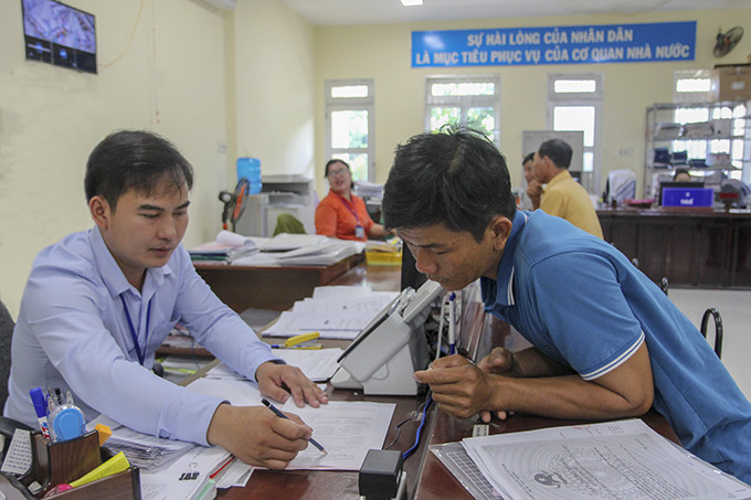  Công chức bộ phận một cửa UBND huyện Cam Lâm hướng dẫn người dân khai hồ sơ.