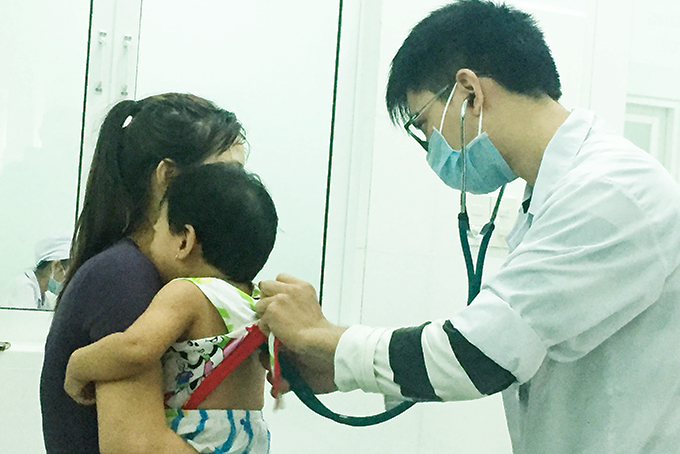 Khám bệnh cho bệnh nhân mắc bệnh tay chân miệng tại Bệnh viện Bệnh nhiệt đới tỉnh. 