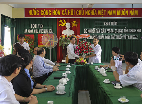 Đồng chí Nguyễn Tấn Tuân thăm và tặng hoa tập thể y, bác sĩ Bệnh viện Đa khoa khu vực Ninh Hòa.