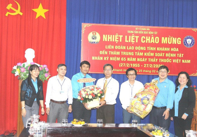 Đại diện Liên đoàn Lao động tỉnh tặng hoa chúc mừng tại Trung tâm Kiểm soát bệnh tật tỉnh.