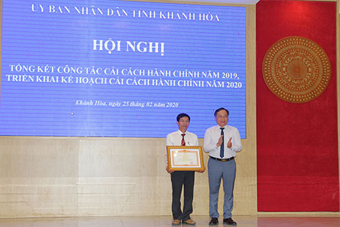 Ông Nguyễn Đắc Tài trao bằng khen của Thủ tướng Chính phủ cho cá nhân xuất sắc.