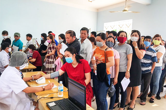 Liên đoàn Lao động thị xã Ninh Hòa vận động đoàn viên hiến máu tình nguyện.